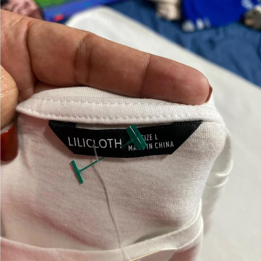 LILICLOTH White Cat Peek T-Shirt